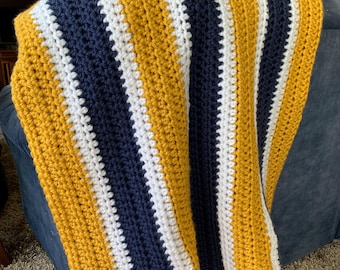 Patrón de crochet para manta de rayas simples (azul marino, mostaza dorada y blanco)