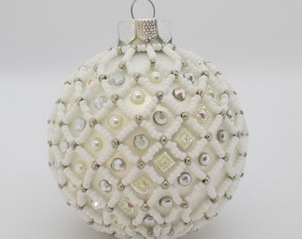 Christmas balls made of glass of 6 cm, with seed cailles in mesh technology, white