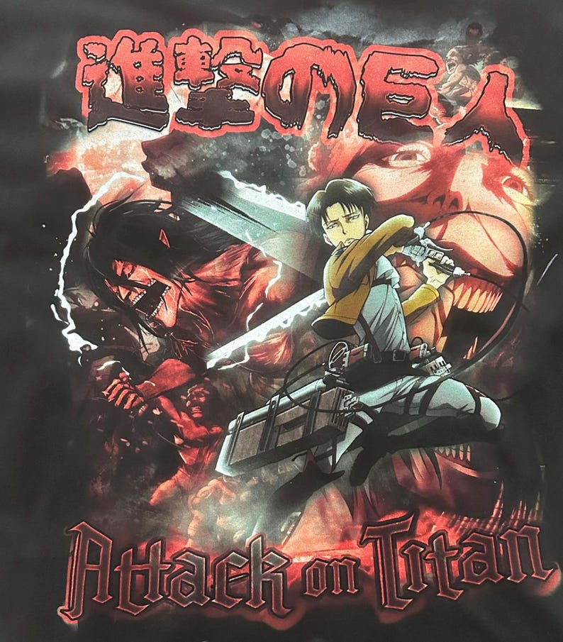 Op de afbeelding: Zwart T-shirt met een grafische print van een personage uit de anime Attack on Titan. Het personage houdt een zwaard vast en staat voor een gigantische, roodogige titan. De tekst "進撃の巨人" staat in het Japans bovenaan het shirt.