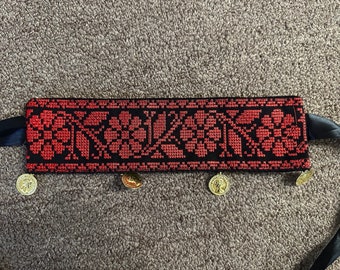 Diadema palestina Tatreez bordada con monedas de oro rojas y negras