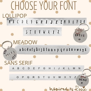 K&ouml;nnte beinhalten: Eine Grafik mit drei verschiedenen Schriftarten f&uuml;r personalisierte Hundeanh&auml;nger. Die Schriftarten hei&szlig;en Lollipop, Meadow und Sans Serif. Jede Schriftart wird mit dem Alphabet und einem Beispiel f&uuml;r einen Hundeanh&auml;nger mit einem Namen angezeigt.