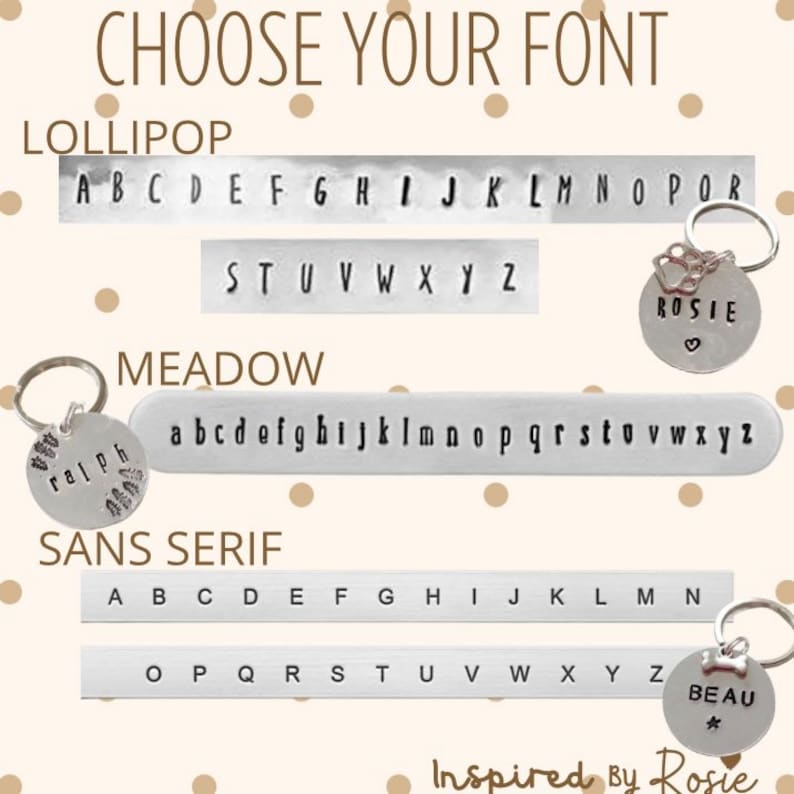 K&ouml;nnte beinhalten: Eine Grafik mit drei verschiedenen Schriftarten f&uuml;r personalisierte Hundeanh&auml;nger. Die Schriftarten hei&szlig;en Lollipop, Meadow und Sans Serif. Jede Schriftart wird mit dem Alphabet und einem Beispiel f&uuml;r einen Hundeanh&auml;nger mit einem Namen angezeigt.