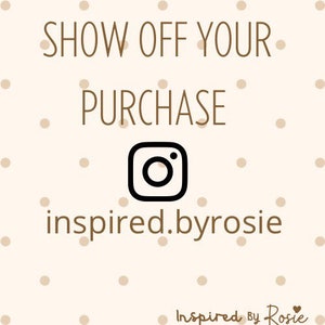 K&ouml;nnte beinhalten: Ein wei&szlig;er Hintergrund mit braunen Punkten zeigt den Text "SHOW OFF YOUR PURCHASE" mit einem Instagram-Symbol und dem Text "inspired.byrosie". Der Text "Inspired By Rosie" erscheint am unteren Rand des Bildes.