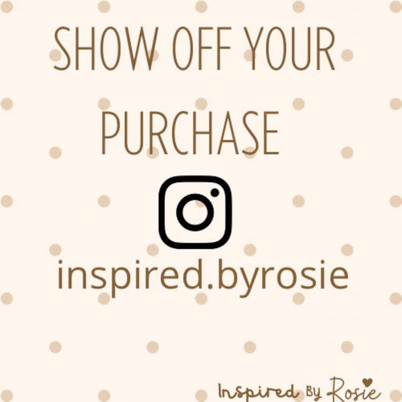 K&ouml;nnte beinhalten: Ein wei&szlig;er Hintergrund mit braunen Punkten zeigt den Text "SHOW OFF YOUR PURCHASE" mit einem Instagram-Symbol und dem Text "inspired.byrosie". Der Text "Inspired By Rosie" erscheint am unteren Rand des Bildes.