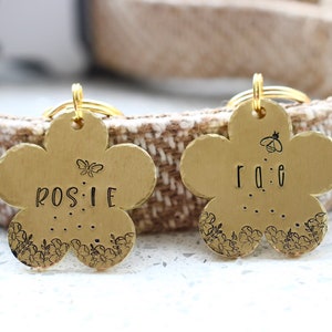 Etiquetas personalizadas para perros y gatos: etiqueta de identificación con forma de flor de latón estampada a mano, abeja, mariposa o mascota.