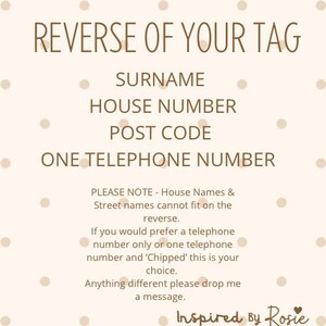 K&ouml;nnte beinhalten: Ein wei&szlig;er Hintergrund mit braunen Punkten und braunem Text, der "REVERSE OF YOUR TAG" lautet, mit den folgenden Informationen: NACHNAME, HAUSNUMMER, POSTLEITZAHL, EINE TELEFONNUMMER. Der Text enth&auml;lt auch einen Hinweis, dass Hausnamen und Stra&szlig;ennamen nicht auf die R&uuml;ckseite passen. Au&szlig;erdem wird darauf hingewiesen, dass Sie, wenn Sie nur eine Telefonnummer oder eine Telefonnummer und "Chipped" bevorzugen, dies Ihre Wahl ist. Der Text endet mit "Bei anderen W&uuml;nschen hinterlassen Sie mir bitte eine Nachricht. Inspiriert von Rosie".