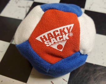 Rouge Wham-O Hacky Sack. Hacky Sack-voetentas met twaalf panelen met kristalkwartszand. Geweldig voor kicks en kraampjes! Hackystas