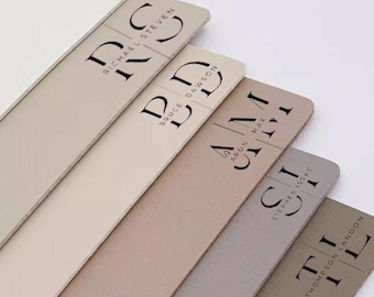 Può includere: Cinque diversi campioni di colore con nomi stampati su ciascuno. I campioni sono disposti in diagonale dall'alto a destra. I nomi sono: "GREEN", "RED", "AM", "CHI" e "TI".