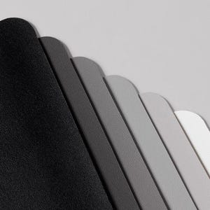 Puede incluir: Un degradado de colores grises que van del negro al blanco. Los colores están dispuestos en diagonal, con el color más oscuro en la parte superior y el color más claro en la parte inferior.