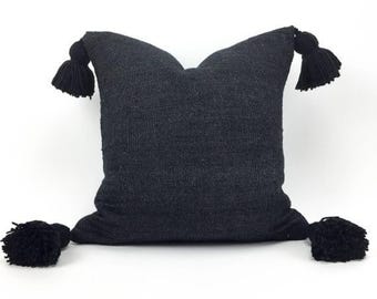 Schwarzer Kissenbezug mit Pompons, 50 x 50 cm, gewebtes Baumwollkissen, Boho-Wohndeko