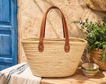 Handgeweven natuurlijke rieten mandtas met leren handvat, ideaal voor zomerse strandshopping
