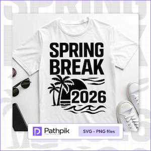 Może przedstawiać: Biała koszulka z napisem "SPRING BREAK 2026" w kolorze czarnym. Projekt zawiera palmy, słońce i fale. Widoczne są również okulary przeciwsłoneczne, telefon i białe trampki.