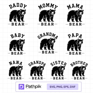 Puede incluir: Una colección de once ilustraciones de osos negros dispuestas en una cuadrícula, cada una con un título familiar diferente como Daddy, Mommy, Mama, Baby, Grandma, Papa, Nana, Grandpa, Sister y Brother, con el texto Pathpik SVG, PNG, EPS, DXF.