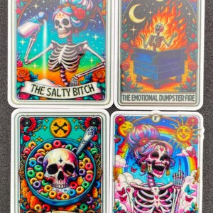 Könnte beinhalten: Vier farbenfrohe Aufkleber im Tarot-Stil mit Skelett-Illustrationen. Eine Karte lautet "The Salty Bitch", eine andere "The Emotional Dumpster Fire", eine dritte "The Cereal Killer" und die letzte "The IDGAF".