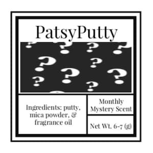 Könnte beinhalten: Ein schwarz-weißes Etikett für PatsyPutty mit einem Hintergrund aus weißen Fragezeichen auf Schwarz. Das Etikett listet die Zutaten auf: Kitt, Glimmerpulver und Duftöl. Es weist auch auf einen monatlichen Mystery-Duft und ein Nettogewicht von 6-7 Gramm hin.