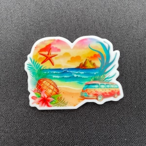 Könnte beinhalten: Ein farbenfroher Aufkleber mit einer tropischen Strandszene. Er zeigt einen rot-orangen Van, einen Seestern und eine Ananas. Der Aufkleber hat einen weißen Rand und zeigt einen Strand mit blauem Wasser, einem Sandstrand und einem Sonnenuntergang.