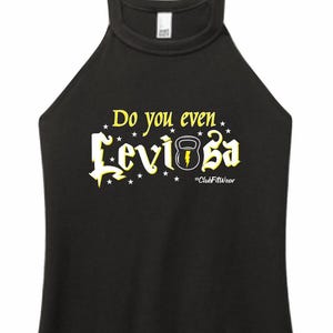 Peut inclure: Un débardeur noir avec un motif jaune qui dit "Do you even Levi-sa" avec un kettlebell jaune et un éclair. Le texte "#ClubFitWear" est sous le graphique.