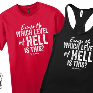Puede incluir: Camiseta roja y camiseta sin mangas negra con un gráfico blanco desgastado que dice "Excuse Me Which Level of Hell Is This?"