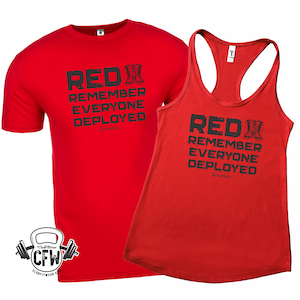 Może przedstawiać: Czerwona koszulka na ramiączkach i koszulka z nadrukiem "RED REMEMBER EVERYONE DEPLOYED" i grafiką butów. Koszulki są czerwone z czarnym nadrukiem i grafiką.