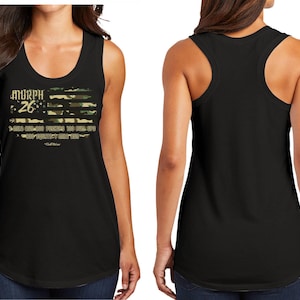 Op de afbeelding: Zwart tanktop met een camouflage Amerikaans vlagontwerp. De vlag bevat de tekst "MURPH 26" en andere tekst. De tanktop is mouwloos met een racerback-ontwerp.