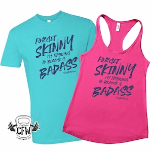 Forget Skinny I'm Training to become a Bad Ass, ClubFitwear, Racerback Tank oder Tee (nvy11)