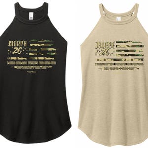 Peut inclure: Deux débardeurs sans manches, un noir et un beige. Chacun présente un motif de drapeau américain camouflage avec le texte "MURPH 26" et des instructions d'entraînement: "1-MILE RUN - 200 PUSHUPS - 100 PULL-UPS - 300 SQUATS - 1-MILE RUN."