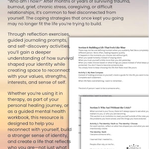 Pode incluir: Um caderno de exerc&iacute;cios de sa&uacute;de mental com texto sobre a cura ap&oacute;s trauma, esgotamento e luto. As p&aacute;ginas incluem se&ccedil;&otilde;es intituladas Building a Life That Feels Like Mine e Who Am I Without the Crisis, com atividades de escrita reflexiva.