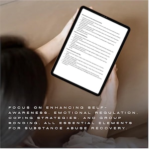 Op de afbeelding: Een close-up van een tabletscherm waarop een lijst met essenti&euml;le elementen voor herstel van verslaving wordt weergegeven. De lijst omvat zelfbewustzijn, emotionele regulatie, copingstrategie&euml;n en groepsbinding. De tekst is in zwart op een witte achtergrond.