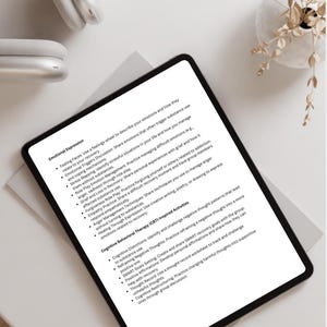 Op de afbeelding: Een digitale tablet die een werkblad weergeeft met tips voor emotionele expressie en cognitieve gedragstherapie (CGT) activiteiten. Het werkblad bevat secties over gezichtsuitdrukkingen, emotionele triggers, stressmapping, rollenspellen, verdriet en verlies, vergeving, empathie, woedemanagement en genezing door expressie. Het werkblad bevat ook een sectie over CGT-ge&iuml;nspireerde activiteiten, zoals cognitieve vervormingen, het herkaderen van negatieve gedachten, SMART-doelstellingen, positieve affirmaties, gedachteregistratie en cognitieve herstructurering.