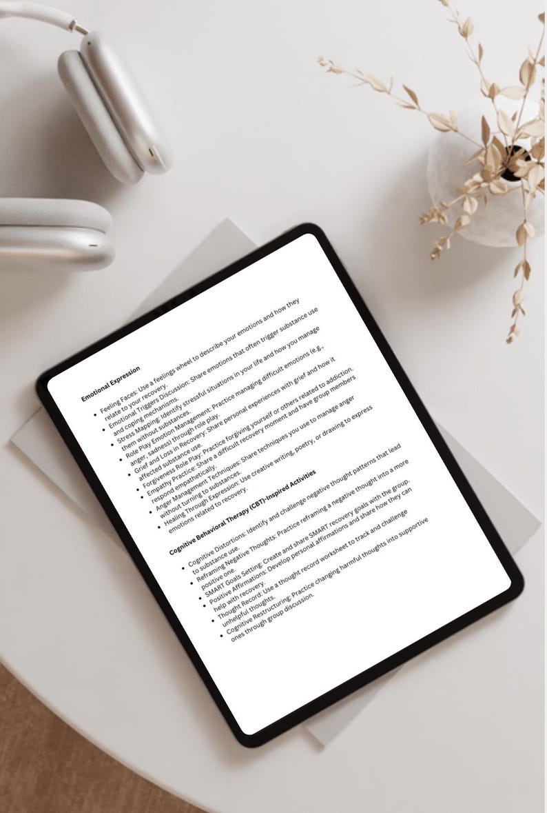 Op de afbeelding: Een digitale tablet die een werkblad weergeeft met tips voor emotionele expressie en cognitieve gedragstherapie (CGT) activiteiten. Het werkblad bevat secties over gezichtsuitdrukkingen, emotionele triggers, stressmapping, rollenspellen, verdriet en verlies, vergeving, empathie, woedemanagement en genezing door expressie. Het werkblad bevat ook een sectie over CGT-ge&iuml;nspireerde activiteiten, zoals cognitieve vervormingen, het herkaderen van negatieve gedachten, SMART-doelstellingen, positieve affirmaties, gedachteregistratie en cognitieve herstructurering.