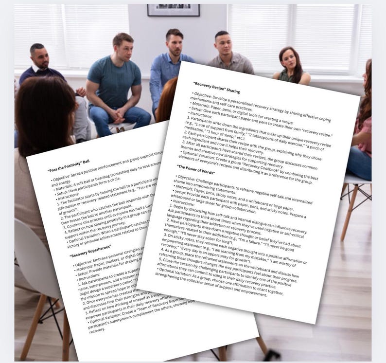 Puede incluir: Un grupo de personas en c&iacute;rculo, con hojas impresas que detallan estrategias de recuperaci&oacute;n. Las hojas incluyen t&iacute;tulos como "Pasa la Bola de la Positividad" y "Compartir Recetas de Recuperaci&oacute;n".