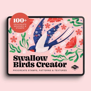 Peut inclure: Une tablette affiche un produit d'art numérique avec un motif d'hirondelle aux ailes bleues et blanches, entourée de fleurs rouges et de feuillage vert sur fond rose. Le texte indique "100+ Procreate Brushes & Stamps" et "Swallow Birds Creator".