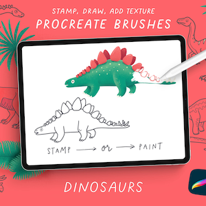 Puede incluir: Una ilustración digital de un dinosaurio con un cuerpo verde y espinas rojas en la espalda. El dinosaurio está sobre un fondo blanco con el texto "STAMP, DRAW, ADD TEXTURE PROCREATE BRUSHES DINOSAURS" arriba y abajo del dinosaurio. El texto "STAMP or PAINT" está debajo del dinosaurio.