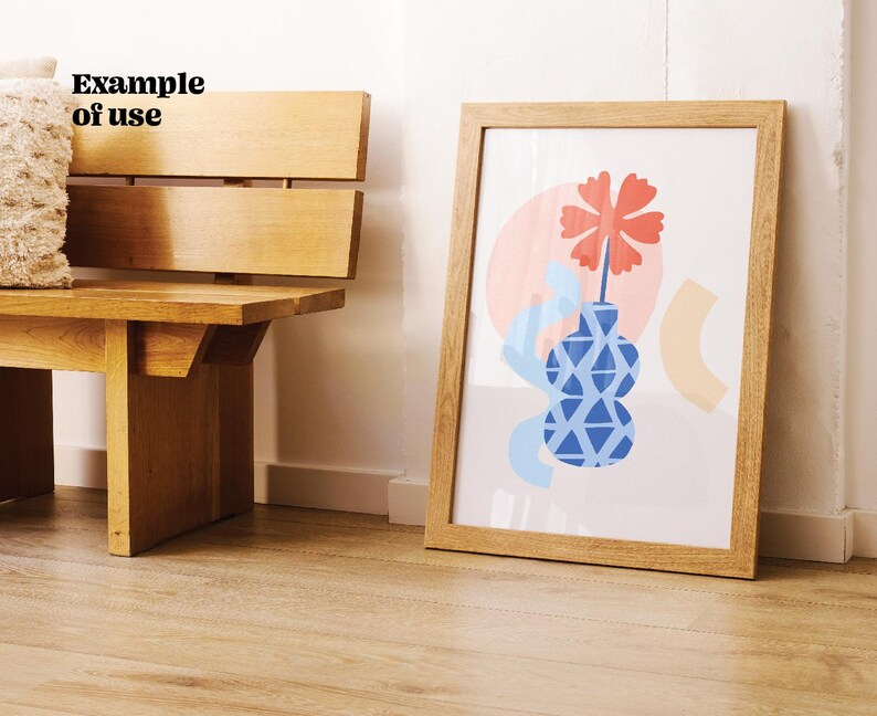 Puede incluir: Una impresi&oacute;n de arte abstracto enmarcada con un jarr&oacute;n estampado en azul y blanco, una flor roja y formas rosadas y amarillas.