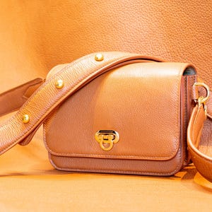 Handgefertigte Leder Crossbody Tasche – gekrispelte Leder Geldbörse – kleine Schultertasche – Designer Leder Tasche – Minimalistische Alltagstasche – Drehverschluss Tasche