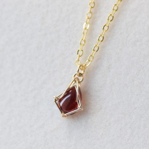 Collar de granate pequeño, piedra natal de enero, delicada joyería de granate, collar de piedras preciosas, delicado collar de plata y oro para mujer, regalo para ella
