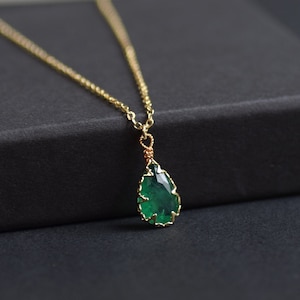 Smaragd Grün Halskette, Mai Birthstone Anhänger Halskette für Frauen Sie, Minimalistische Teardrop Lab Smaragd Halskette, Muttertagsgeschenk, Geburtstagsgeschenk