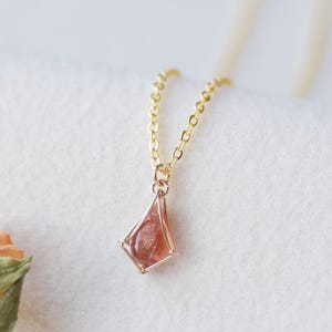 Sunstone Halskette, kleine Sunstone Anhänger, Muttertagsgeschenk, zierliche Silber Goldkette, handgemachter Edelstein Schmuck, Geschenk für Sie