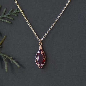 Facetterad Marquise Rubin Halsband, Vinrött Ädelstenshänge, Smycken med Födelsesten i Juli, Elegant Halsband