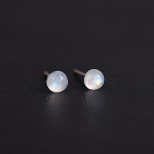 Piccoli orecchini a bottone in pietra di luna arcobaleno in argento sterling, gioielli in pietra di luna, pietra portafortuna di giugno, orecchini con pietre preziose, orecchini minimalisti, regalo per lei