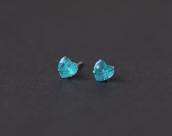 Boucles d'oreilles en tourmaline bleue Paraiba, boucles d'oreilles coeur, boucles d'oreilles en argent, boucles d'oreilles en pierres précieuses pour femme, boucles d'oreilles minimalistes, cadeau d'anniversaire