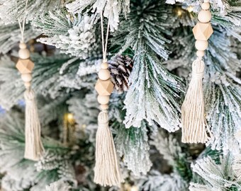 Mini Bohemian Christmas Tree Wall Hanging w green /& beige yarn
