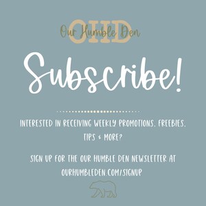 Peut inclure: Un graphique bleu et blanc avec le texte "Our Humble Den" et "Subscribe!" en &eacute;criture cursive blanche. Le texte "INTERESTED IN RECEIVING WEEKLY PROMOTIONS, FREEBIES. TIPS & MORE?" est sous le texte en cursive. Le texte "SIGN UP FOR THE OUR HUMBLE DEN NEWSLETTER AT OURHUMBLEDEN.COM/SIGNUP" est sous le texte pr&eacute;c&eacute;dent. Une image stylis&eacute;e d'un ours est sous le texte.