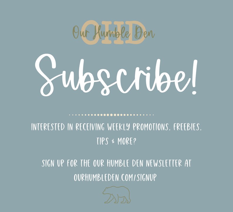 Peut inclure: Un graphique bleu et blanc avec le texte "Our Humble Den" et "Subscribe!" en &eacute;criture cursive blanche. Le texte "INTERESTED IN RECEIVING WEEKLY PROMOTIONS, FREEBIES. TIPS & MORE?" est sous le texte en cursive. Le texte "SIGN UP FOR THE OUR HUMBLE DEN NEWSLETTER AT OURHUMBLEDEN.COM/SIGNUP" est sous le texte pr&eacute;c&eacute;dent. Une image stylis&eacute;e d'un ours est sous le texte.
