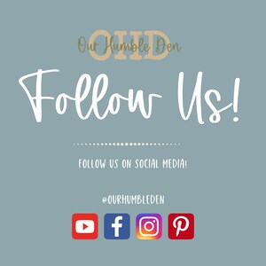 Peut inclure: Un graphique avec le texte "Our Humble Den" et "Follow Us!" en couleur brun clair. Le texte "FOLLOW US ON SOCIAL MEDIA!" est en couleur gris clair. En dessous du texte se trouvent des ic&ocirc;nes pour YouTube, Facebook, Instagram et Pinterest.