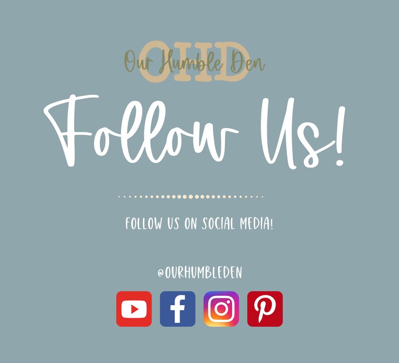 Peut inclure: Un graphique avec le texte "Our Humble Den" et "Follow Us!" en couleur brun clair. Le texte "FOLLOW US ON SOCIAL MEDIA!" est en couleur gris clair. En dessous du texte se trouvent des ic&ocirc;nes pour YouTube, Facebook, Instagram et Pinterest.
