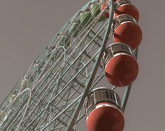 Può includere: Una grande ruota panoramica in metallo con gondole rosse e bianche. La ruota è contro un cielo grigio chiaro.