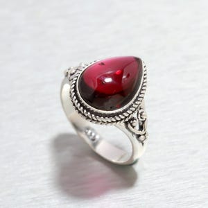 Anillo de piedra preciosa de granate, anillo de plata de ley 925, anillo de plata hecho a mano con forma de pera, anillo llamativo, anillo apilable, regalo para ella, piedra de nacimiento de enero.
