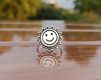 Delicato anello con faccina sorridente: fascia minimalista in argento sterling 925