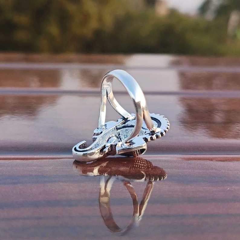 K&ouml;nnte beinhalten: Silberring mit einem filigranen Design, das einen Elefantenkopf zeigt. Der Ring ist verstellbar und hat eine polierte Oberfl&auml;che.